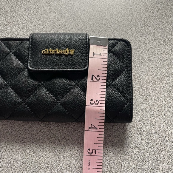 Olivia + Joy Black Quilted Wallet Cell Phone Holder - Picture 9 of 10